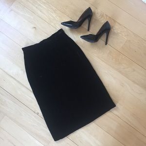 Black velvet pencil skirt *VINTAGE*
